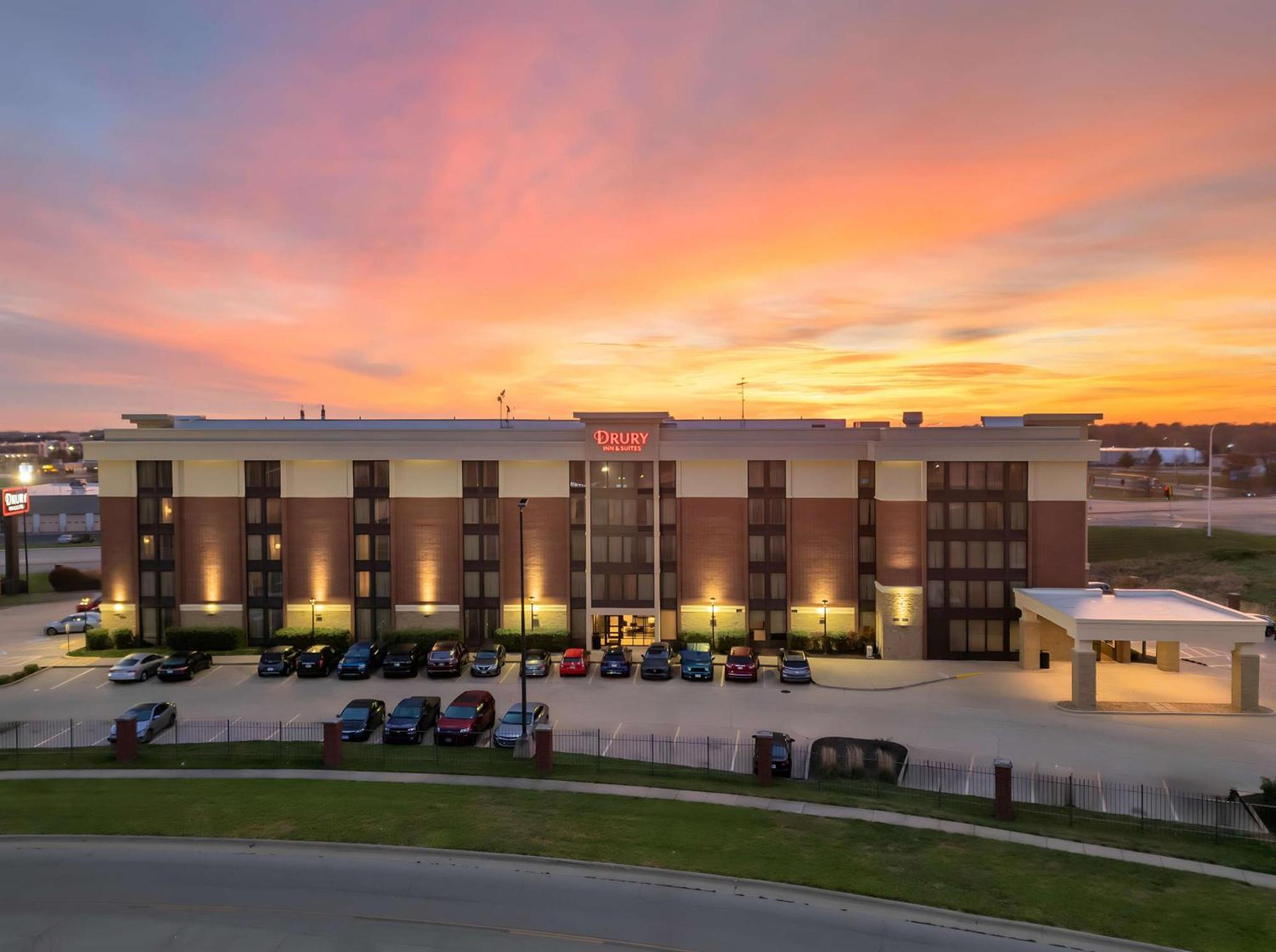 Drury Inn & Suites Champaign Exterior photo